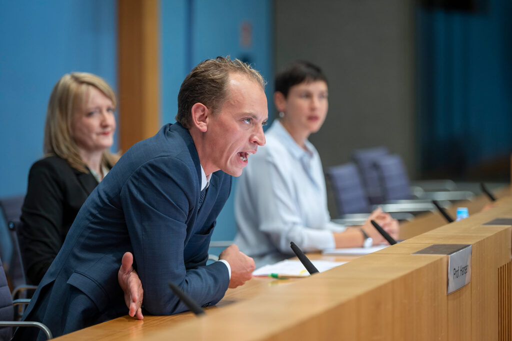  Frederik Schmid, Annedore Kleist, Klara Pfeiffer, Foto: Falk Wenzel