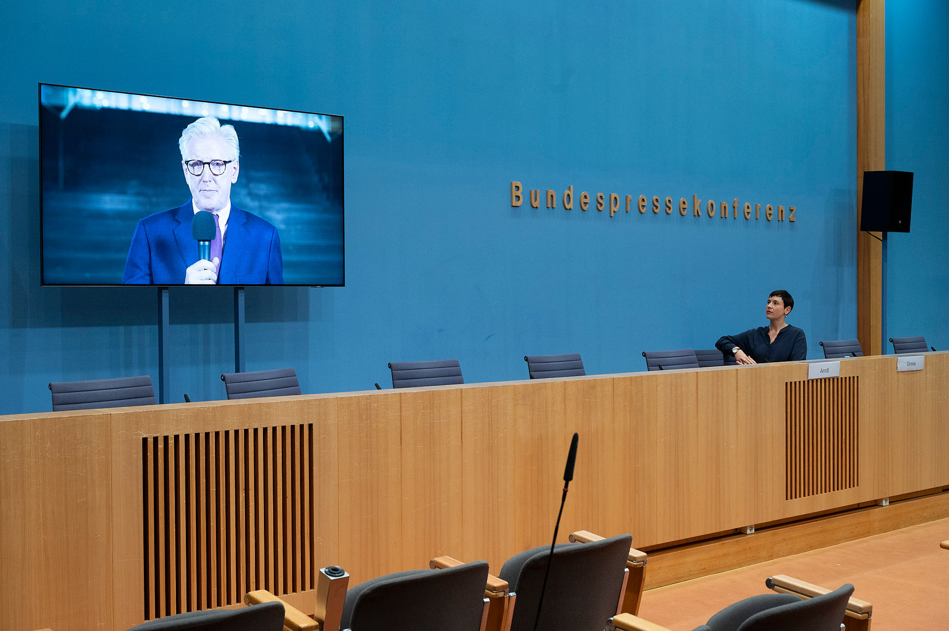 Ein Volksbürger, Klara Pfeiffer, Theo Koll, 