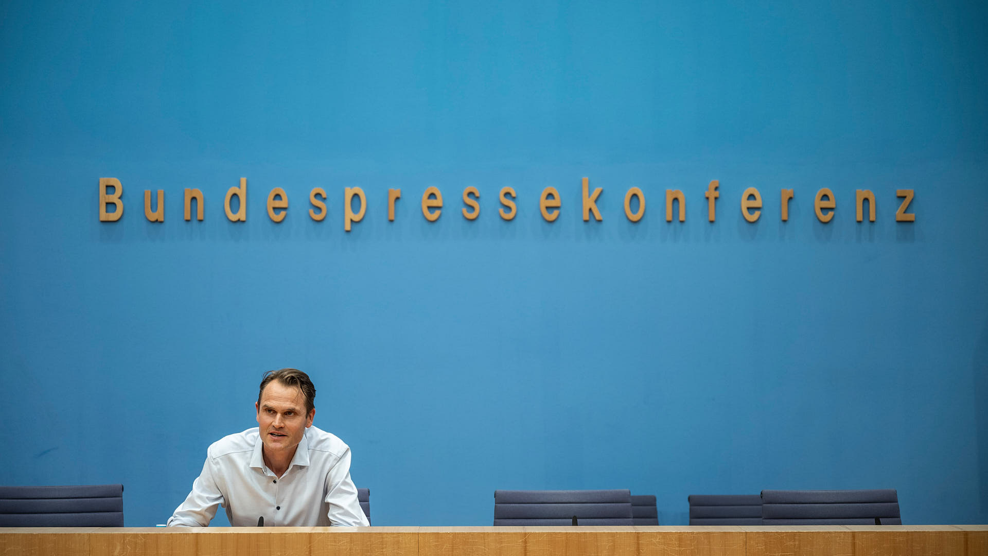 Ein Volksbürger, Fabian Hinrichs, 