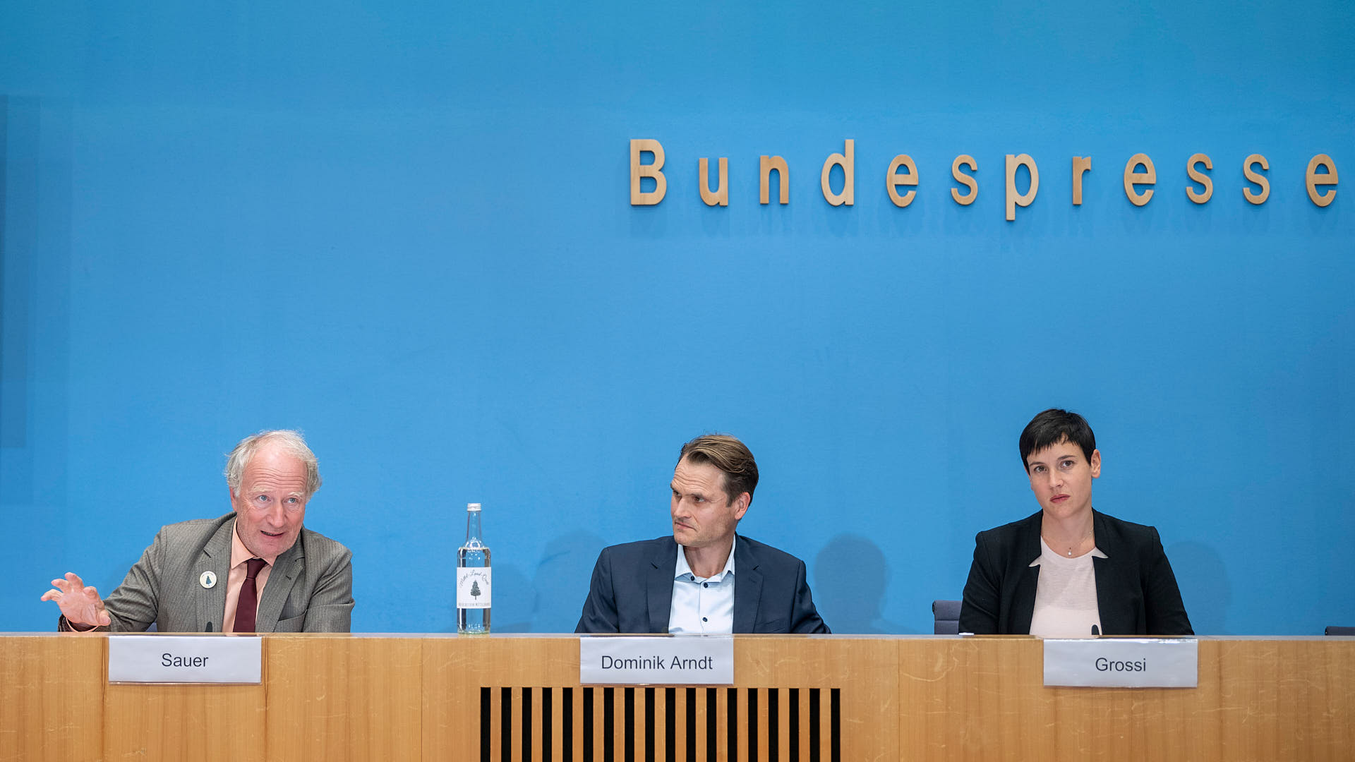 Ein Volksbürger, Fabian Hinrichs, Klara Pfeiffer, Stefan Merki, 