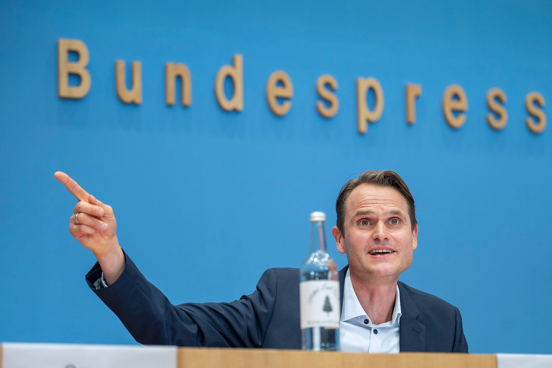 Ein Volksbürger, Fabian Hinrichs, Matthias Zera, 